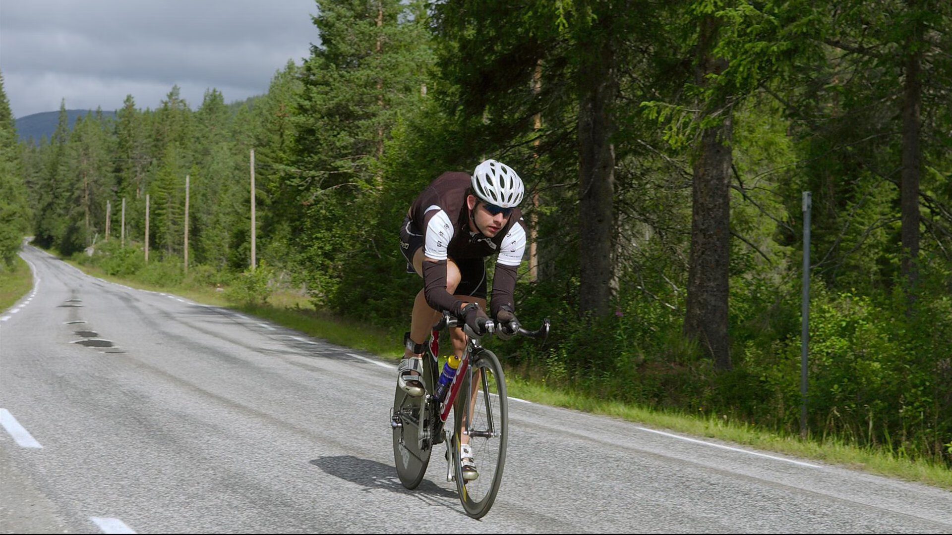 “安赫尔·巴尔博萨的防守与进攻兼备,成为美洲狮队的攻防兼具核心”